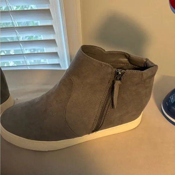 Shoes - Picture 4 of 5